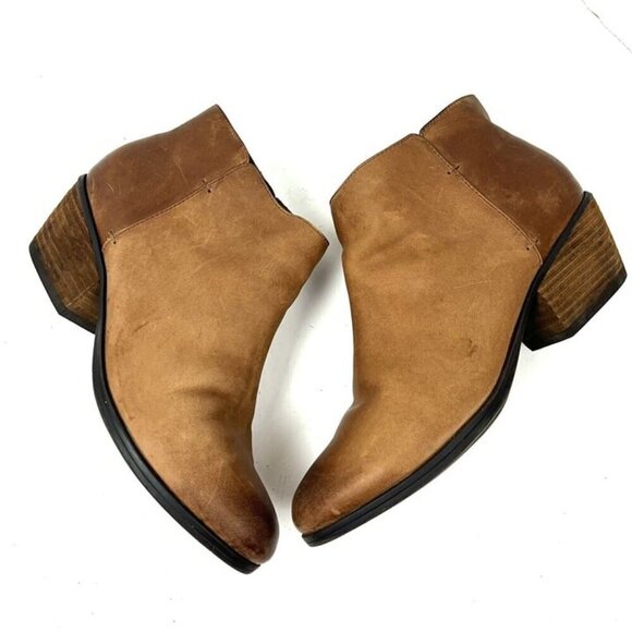 Clarks Artisan Gelata Italia Women's 9.5 Tan Nubuck Block Heel Ankle Boot Bootie - Picture 4 of 8